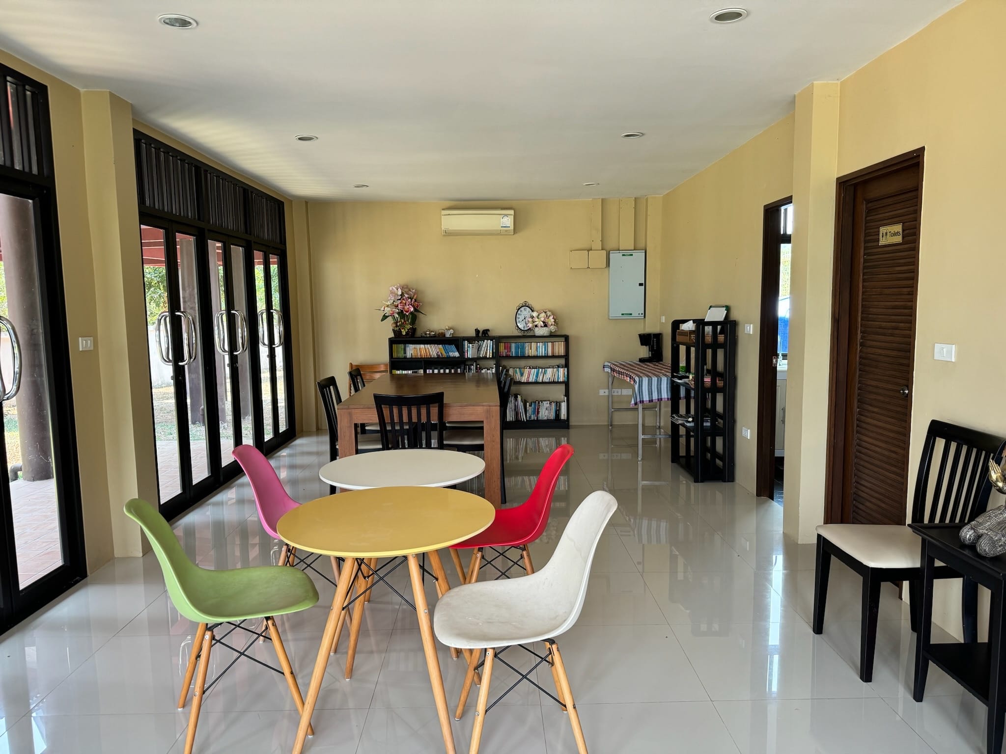 Common room with colourful chairs and bookshelves.